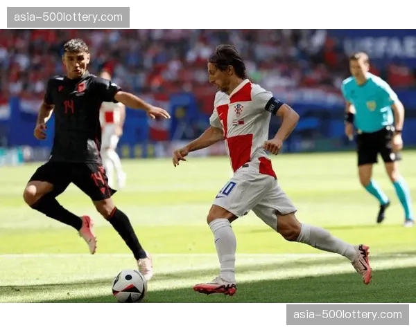 全场战报：兰斯2-2绝平里昂，比赛尾声连入两球