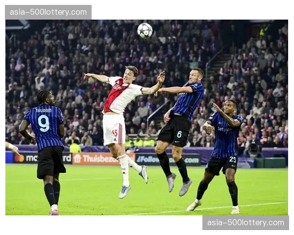 实时：莱切队开场15分钟即换人，疑似战术阵型调整失败