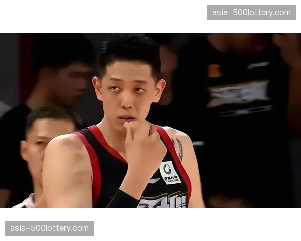 深圳队沈梓捷场边为女友庆祝生日,大屏幕转播引发观众欢呼 深圳队沈梓捷场边为女友庆祝生日,大屏幕转播引发观众欢呼